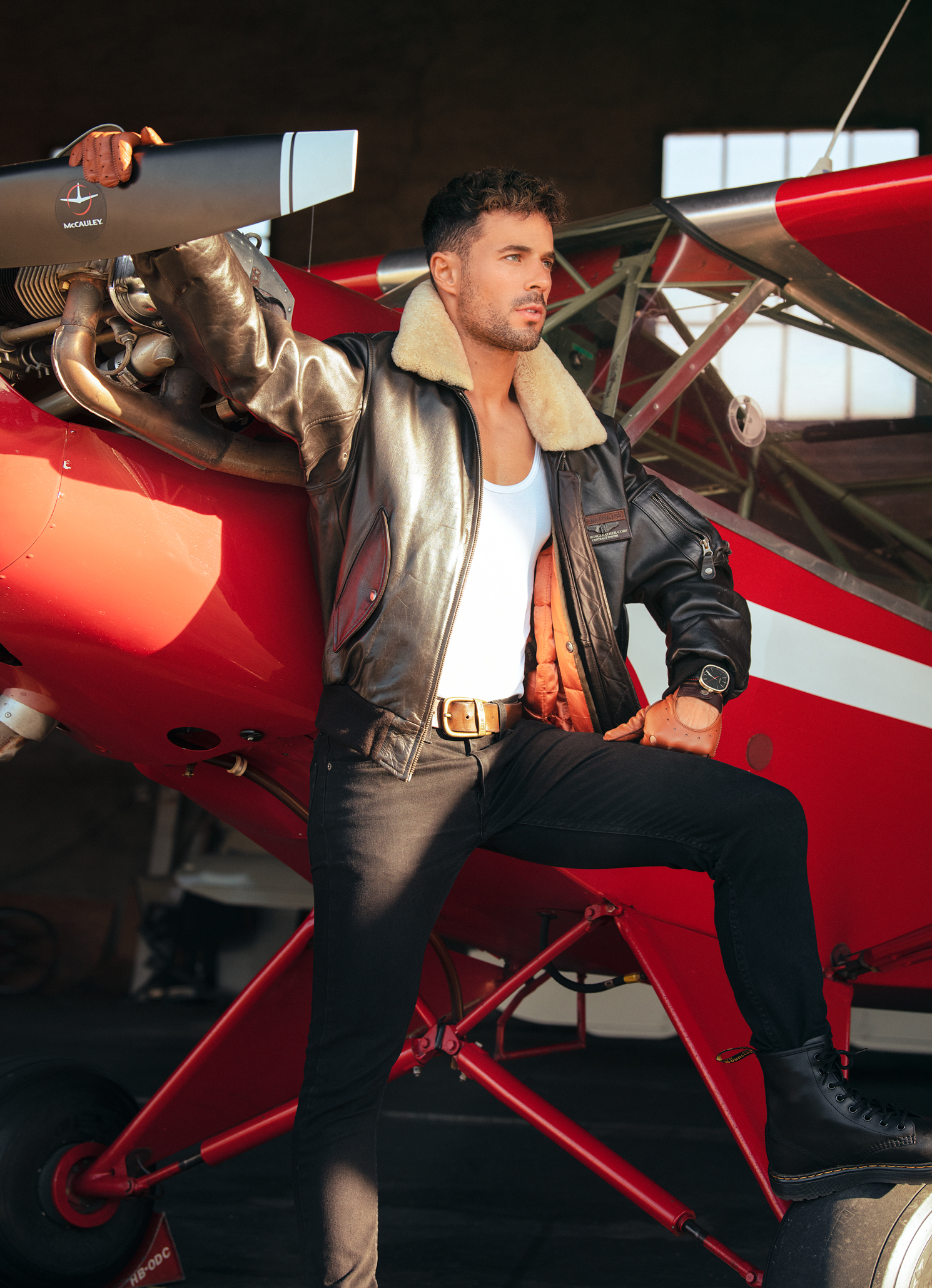 Nikola-veste-aviateur-avion-rouge